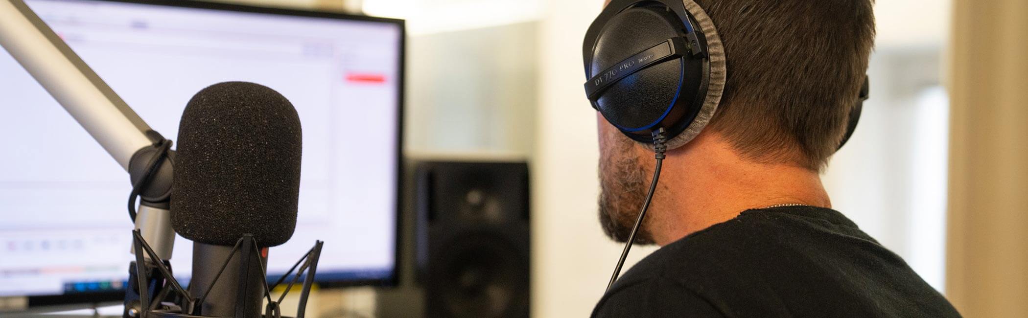 Programm - Querformat - Mann mit Kopfhörer & Micro - Radio Holiday